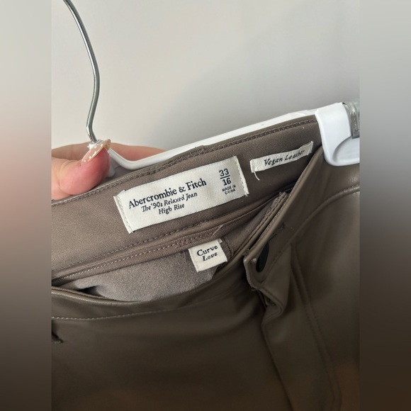 Abercrombie | Curve Love 90s Relaxed High Rise Vegan Leather Cargo Pants | 33/16 - Picture 6 of 6